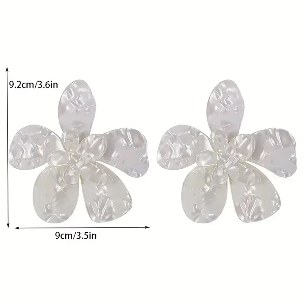 White Exaggerated Flower Earrings - Picture 3 of 4